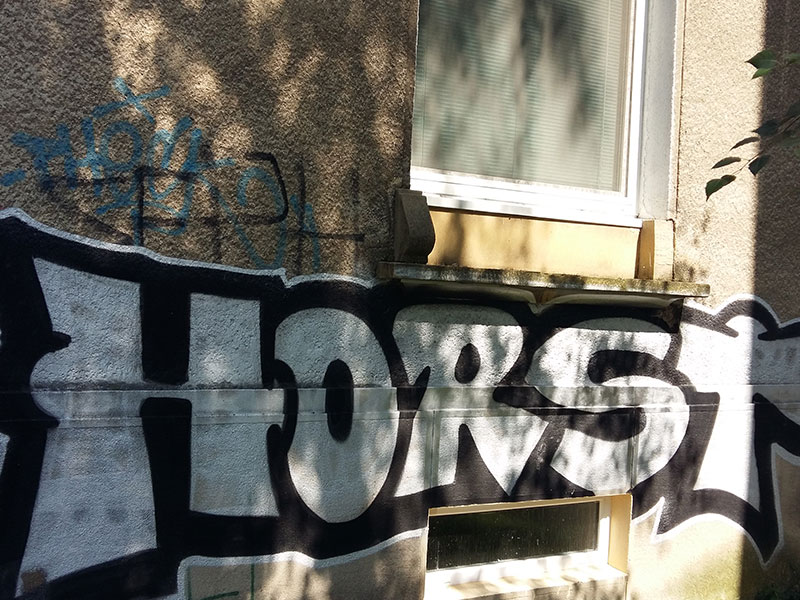 fotografia graffitti na stene bytového domu