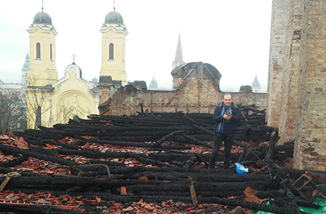 exteriér historickej stavby, poškodenej požiarom