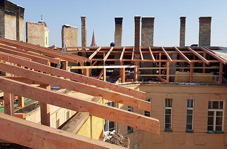strechy historickej budovy bez strešnej krytiny počas opráv